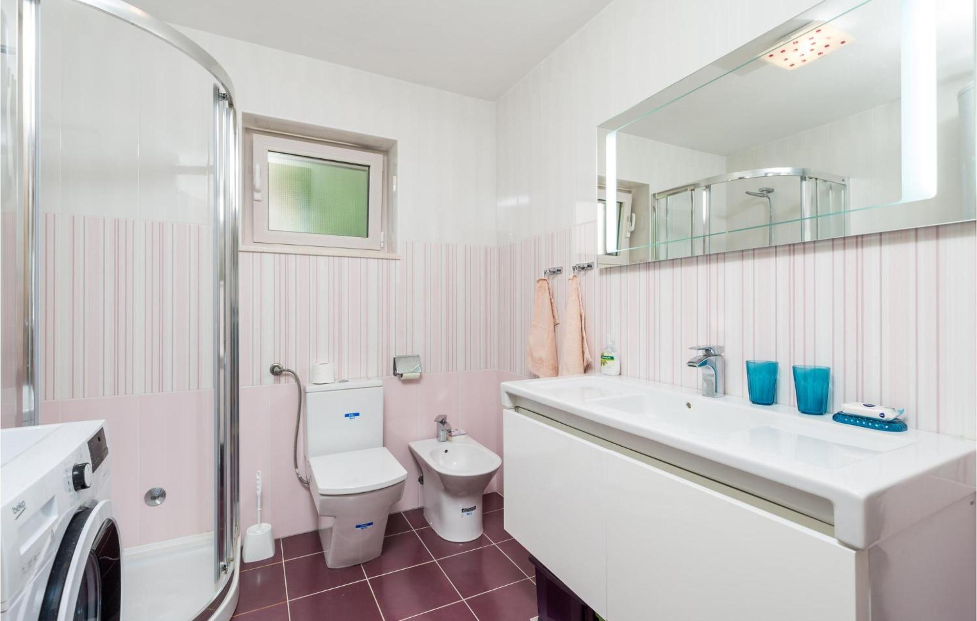 2 Bedroom Awesome Apartment In Veli Lošinj Екстериор снимка