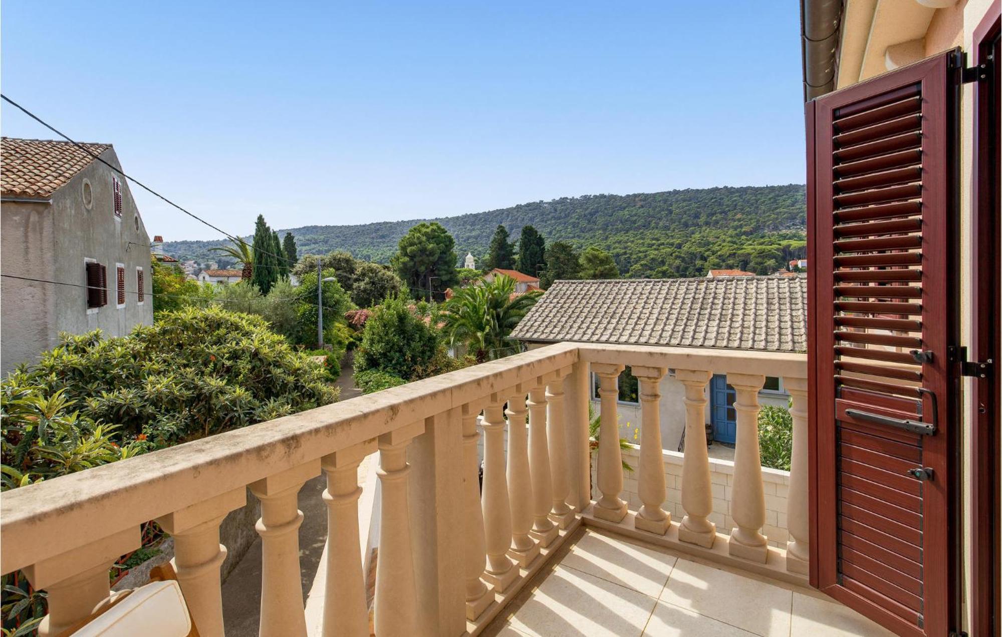 2 Bedroom Awesome Apartment In Veli Lošinj Екстериор снимка