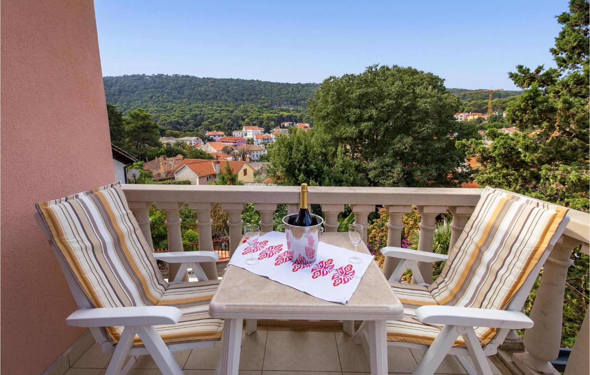 2 Bedroom Awesome Apartment In Veli Lošinj Екстериор снимка