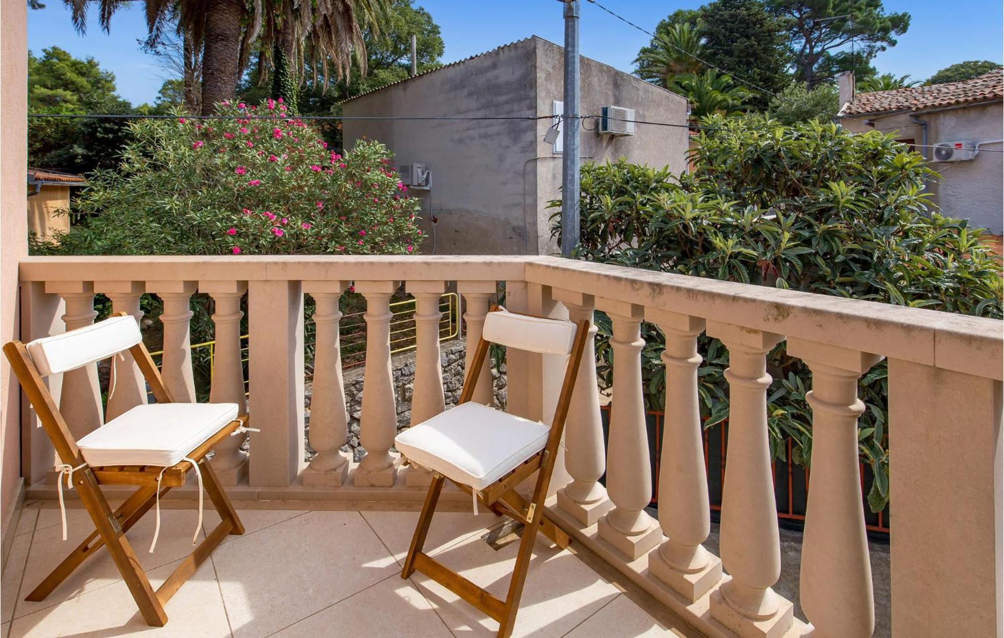 2 Bedroom Awesome Apartment In Veli Lošinj Екстериор снимка