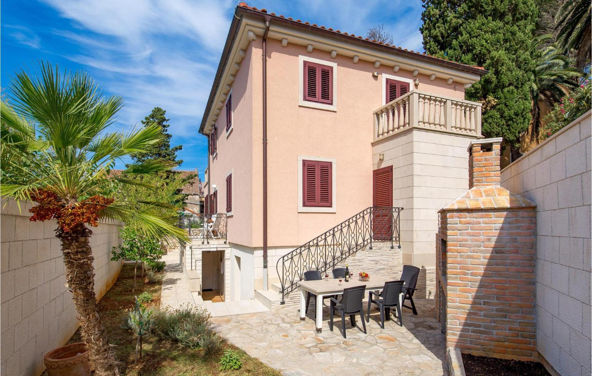 2 Bedroom Awesome Apartment In Veli Lošinj Екстериор снимка