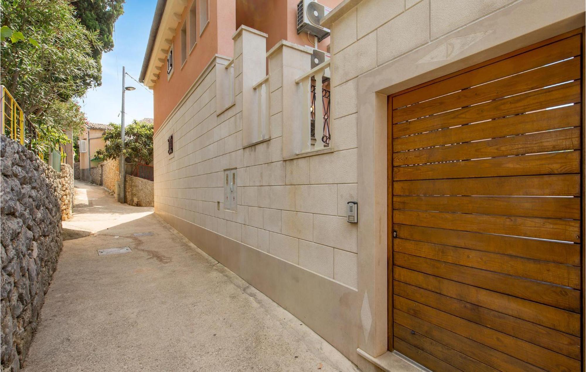 2 Bedroom Awesome Apartment In Veli Lošinj Екстериор снимка