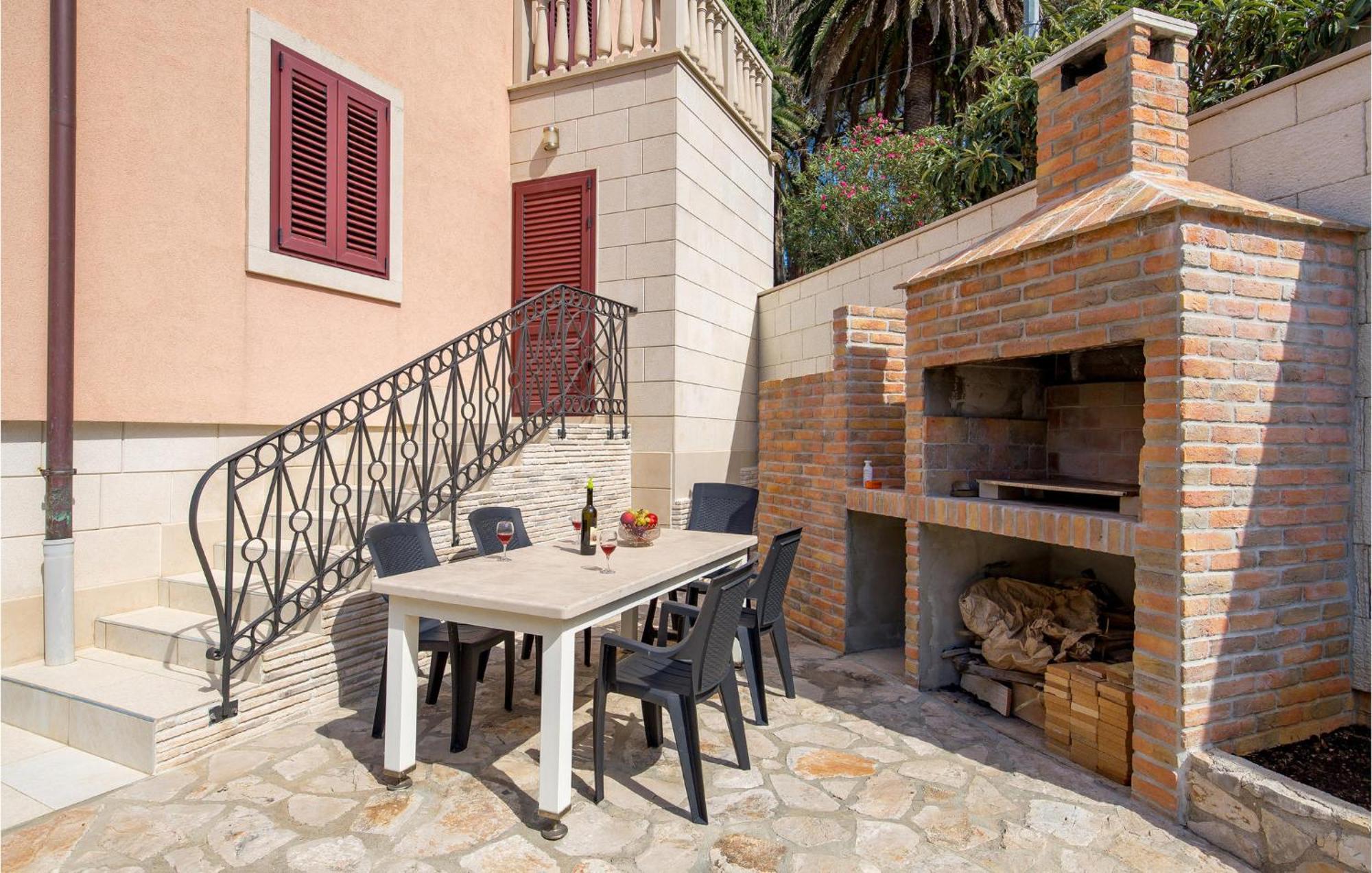 2 Bedroom Awesome Apartment In Veli Lošinj Екстериор снимка