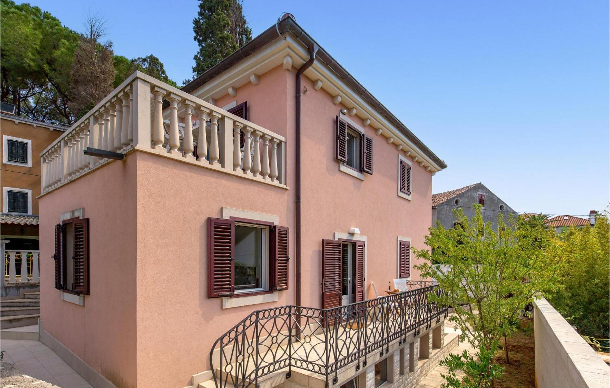 2 Bedroom Awesome Apartment In Veli Lošinj Екстериор снимка