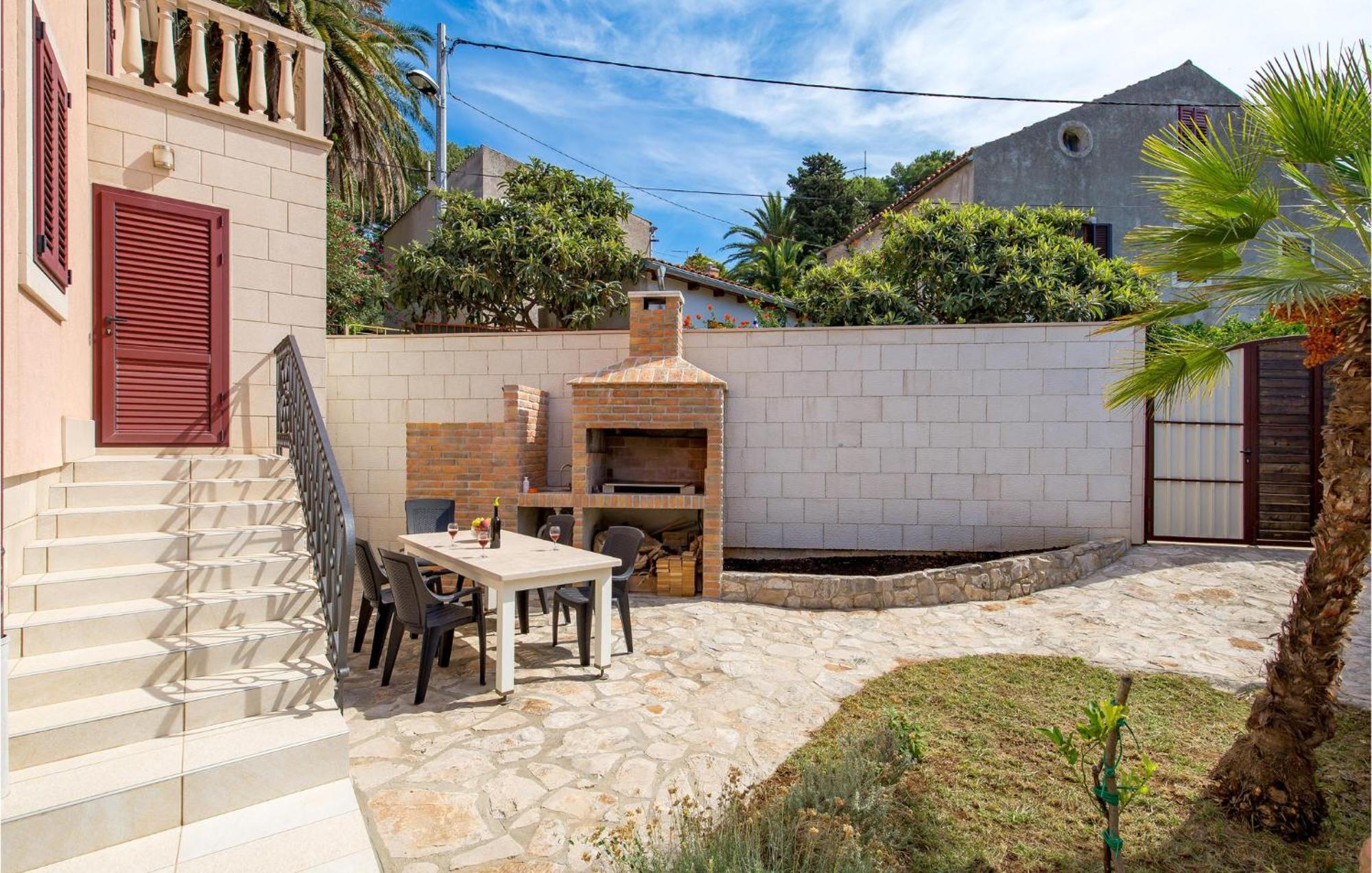 2 Bedroom Awesome Apartment In Veli Lošinj Екстериор снимка